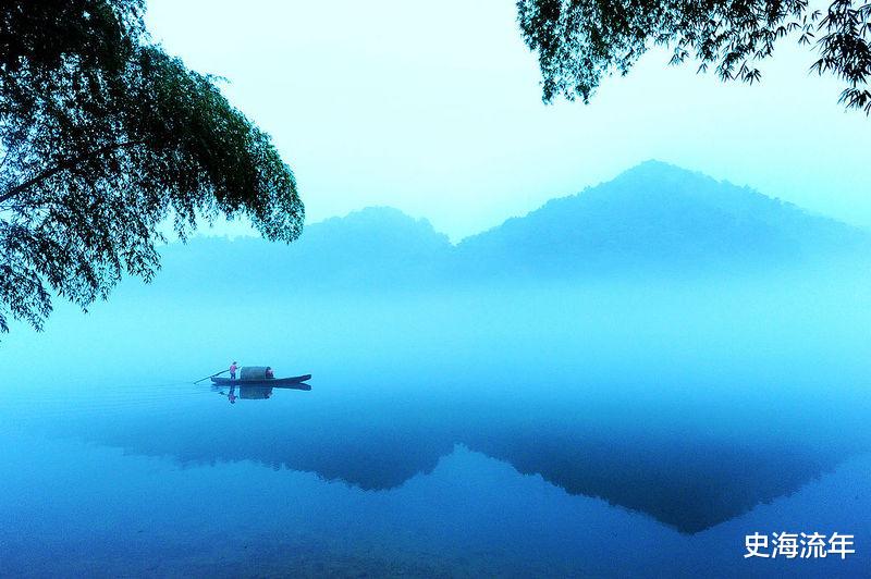 多彩贵州|秋天的早晨，湖中一叶扁舟，故事隽永悠长