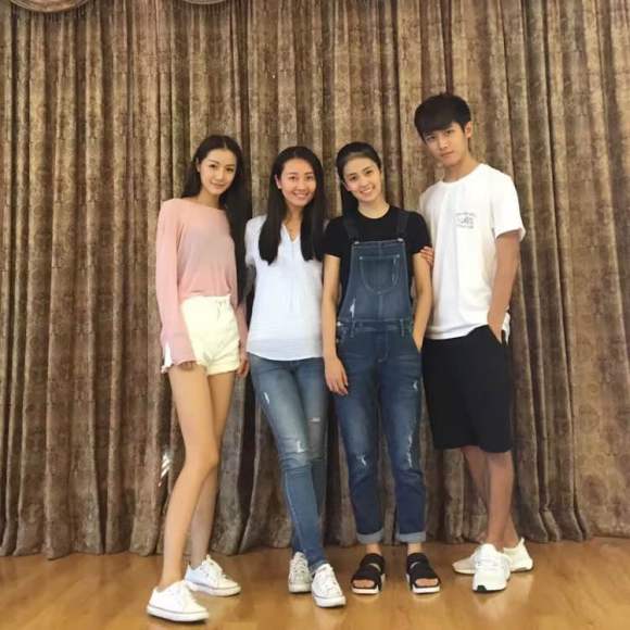 以为她们是无戏可拍，原来是改行当老师了，这5位女星名利说丢就丢