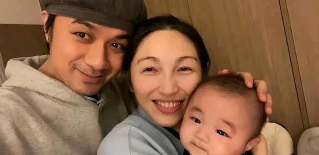 古巨基晒全家福庆结婚9周年,儿子正脸照曝光,妻子52岁高龄生产