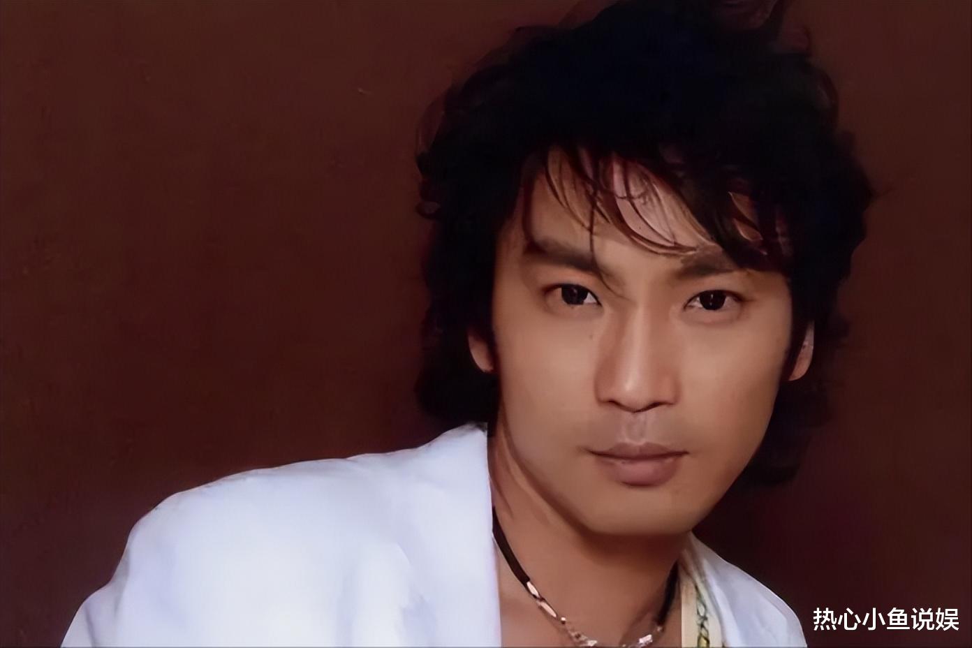 |央视春晚一曲成名，被砍下巴脱落缝130针变阶下囚，今卖马桶为生