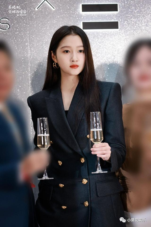 关晓彤造型大变!半遮半掩的大长腿,究竟是谁的创意?