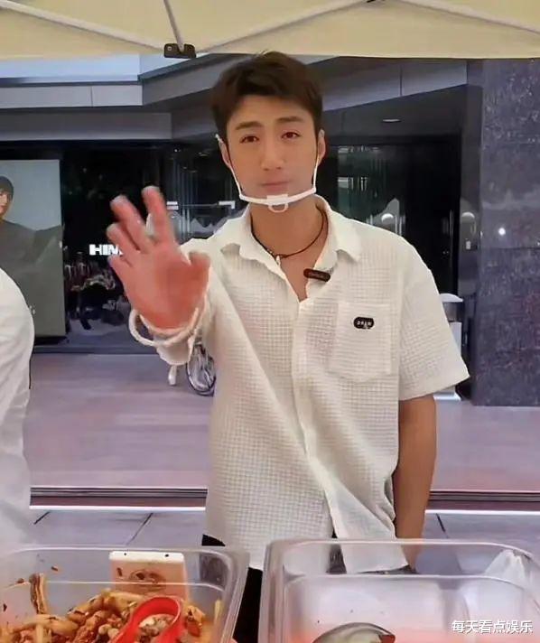 知名港星广东摆摊卖鸡爪!自曝比演戏还赚钱,已在佛山买了2套房