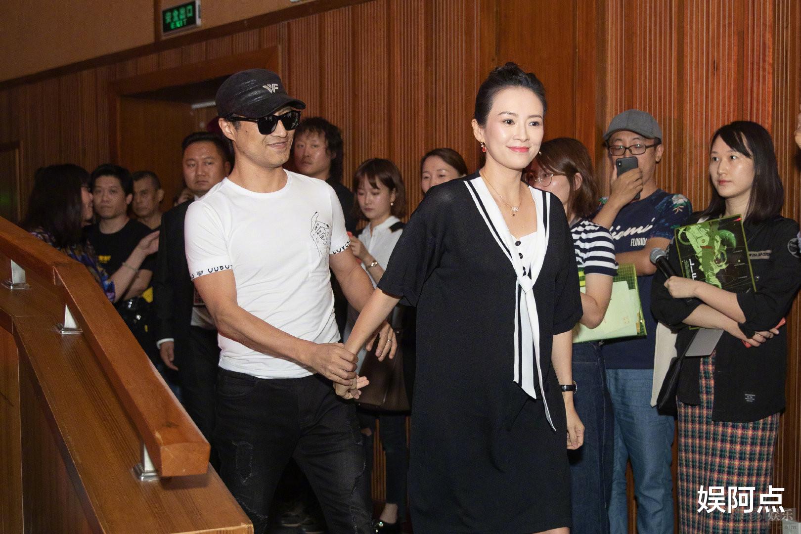 汪峰：烟瘾太大了！在等待女儿放学途中，走路摇摇晃晃不停抽烟