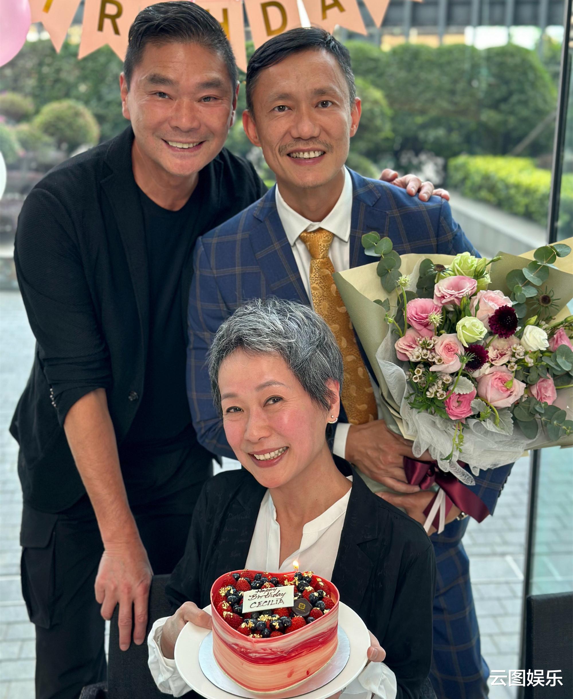 |叶童迎60大寿！无惧变老顶满头白发，富商老公连发18条动态庆祝