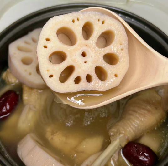 天冷了，不管有钱没钱，常给家人喝这汤，滋补气血，脸色更红润