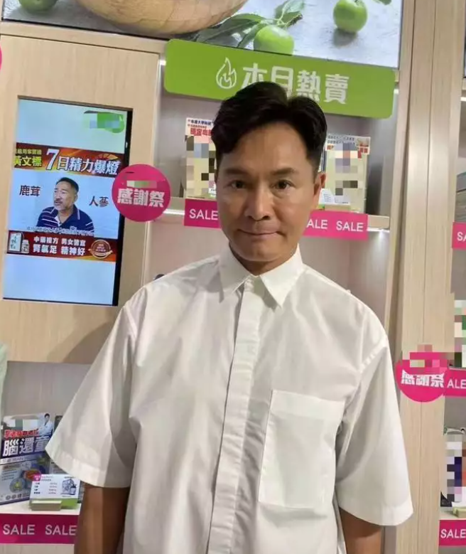 郭晋安|郭晋安专注打理自家生意,亲自到店招待客人,素颜出镜皱纹明显