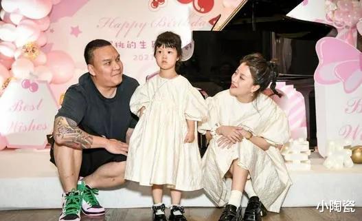 车澈|爱奇艺副总车澈，深夜和美女在包厢嗨玩，网友: 有跟李嘉格报备吗