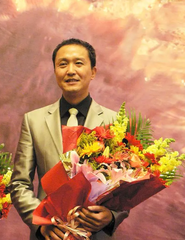 杨迪|吴刚与妻子岳秀清:恩爱30余年,公认的模范夫妻,一家三口很幸福