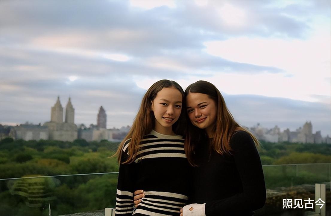 “虎妈”邓文迪:身价400亿也为俩女儿铺路,大女儿男友背景强大