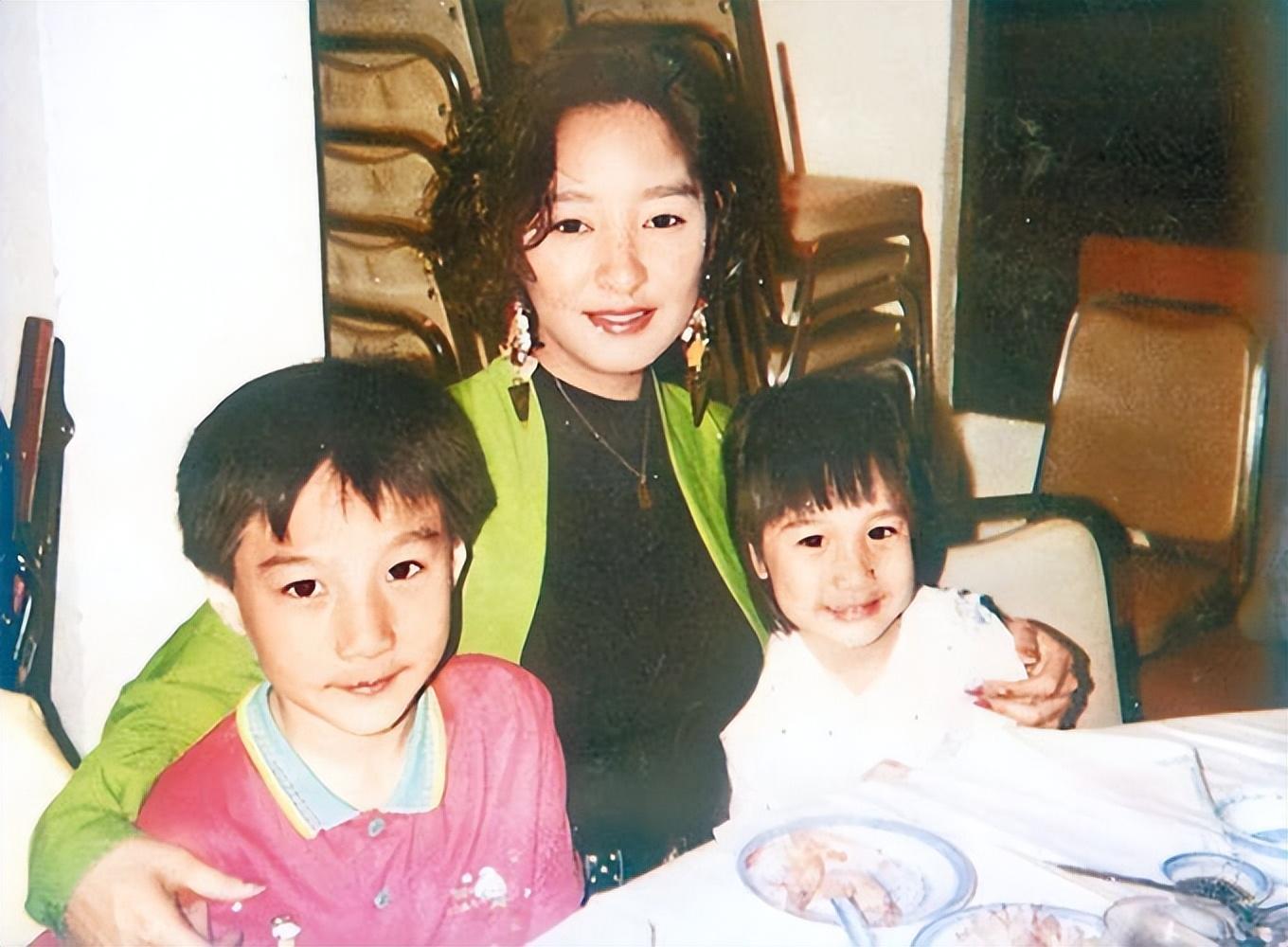 72岁徐少强与女儿相聚!35岁徐颖堃神似母亲雪梨,颜值清纯漂亮