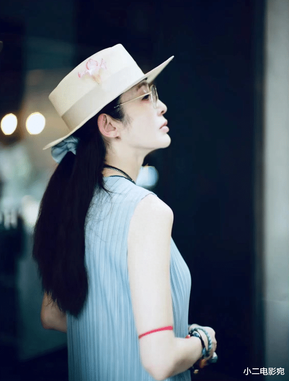 张敏与小10岁男友罕现身泰国街头,瘦成竹竿,却保养得宛如少女