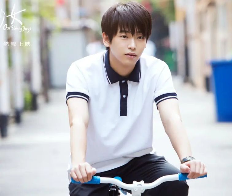 黄晓明|彭昱畅外出用餐被偶遇,与粉丝合影全程板着脸,近照撞脸黄晓明