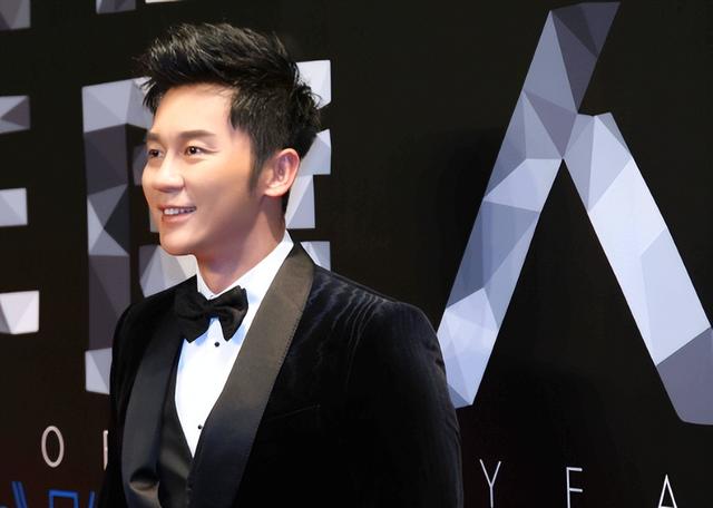 演艺圈33年不能总当大黑牛!44岁的李晨,已经陷入进退两难的地步