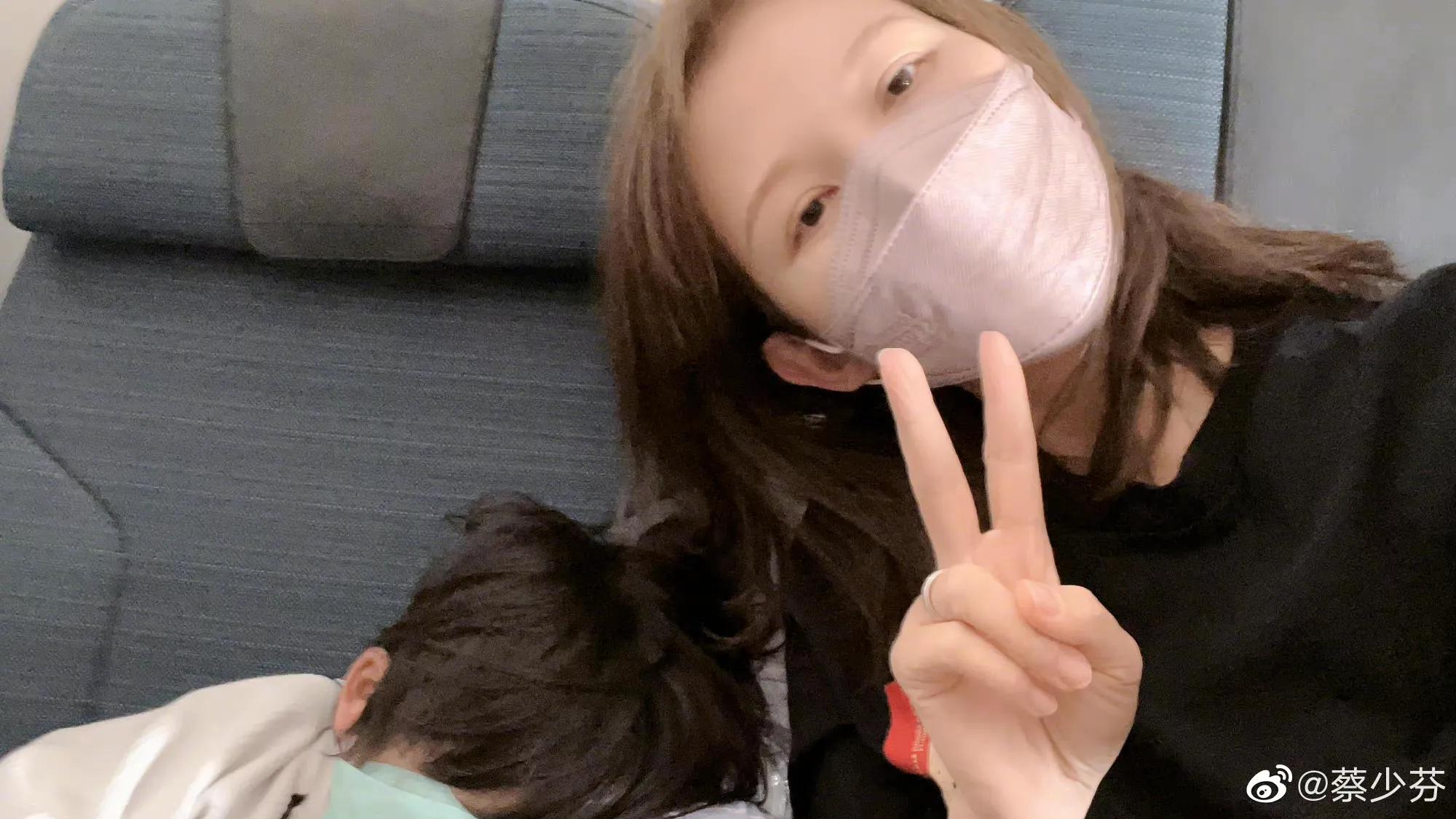 甄子丹|蔡少芬独自带三孩出游，俩女儿长腿抢镜，3岁儿子古灵精怪很可爱