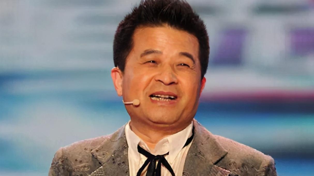 64岁毕福剑罕见现身，住北京13万一平豪宅，画室杂乱老年斑明显