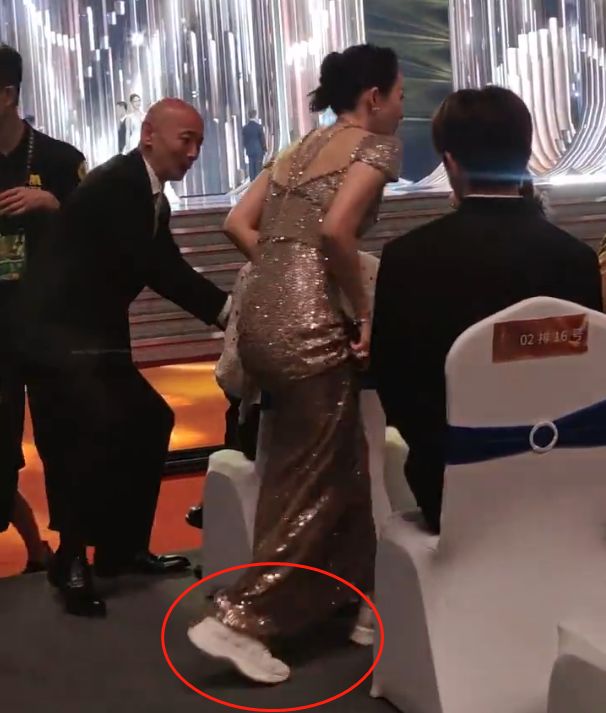 章子怡|华表奖红毯:章子怡礼服配球鞋,沈腾憔悴苏有朋变年轻,柳岩稳赢