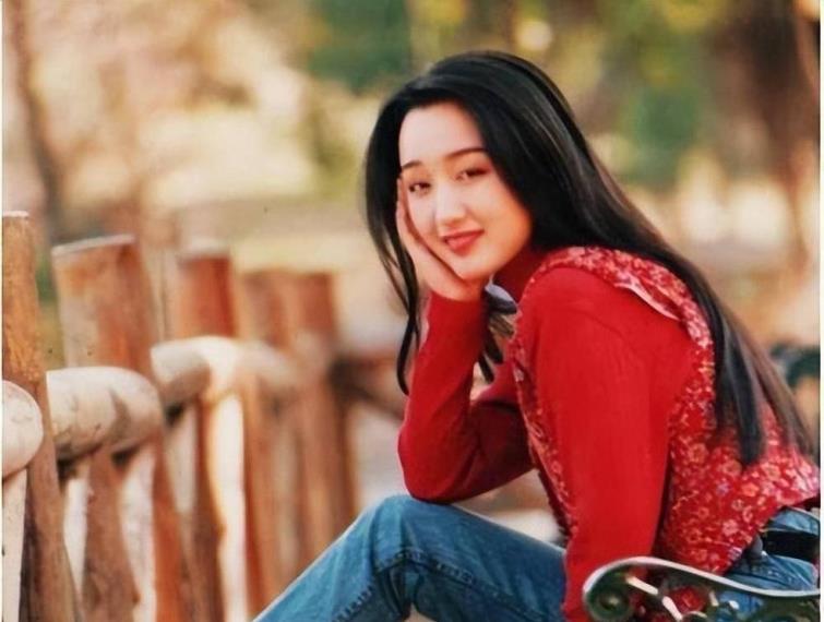 杨钰莹的隐秘情史：昔日恋人赖文峰出狱后，为何没与她重燃旧情？