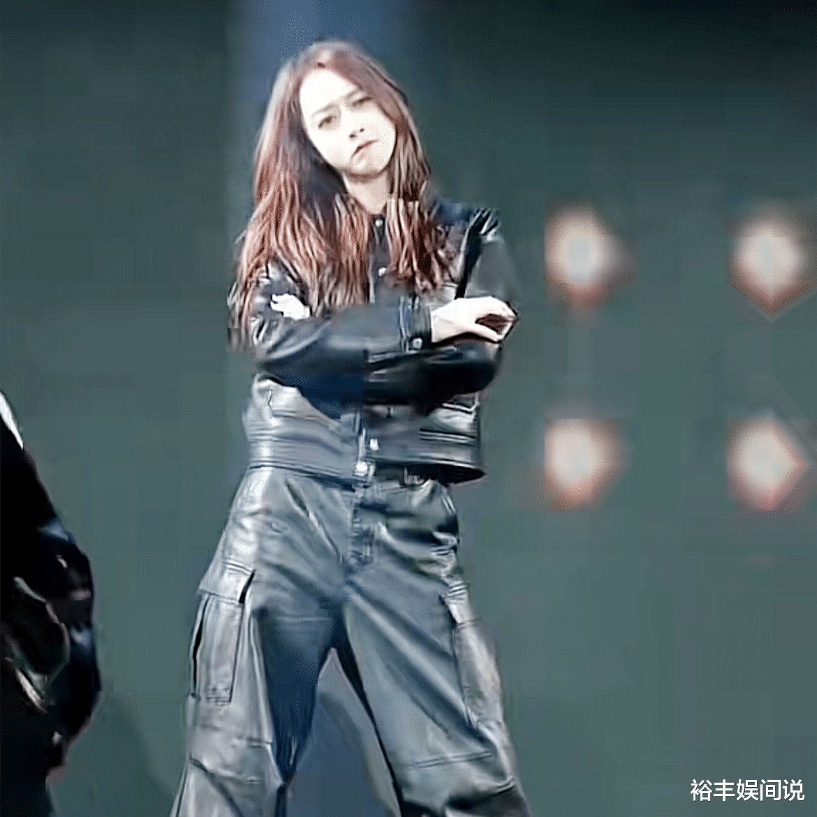 三只羊年会好热闹!现场奖30万现金,小杨哥压轴小黄热舞嗨爆全场