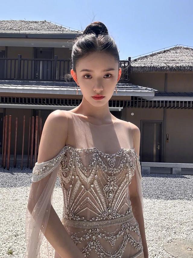 伊能静 梳丸子头不好看，是发缝没分对？