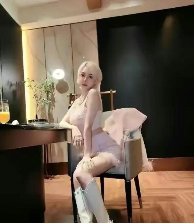 郭美美再次开始炫富,现身高级餐厅就餐,化浓妆不敢相认,承认自己的恋情