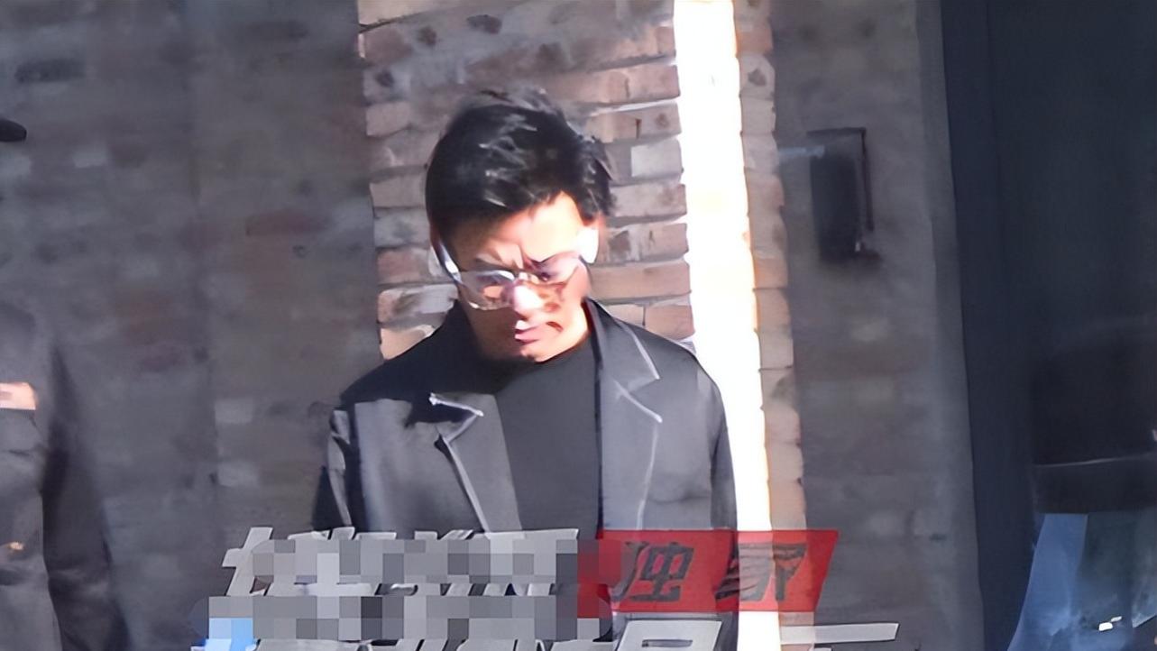 王宝强|王宝强携女友去公司，女方肚凸疑似怀孕，冯清接手百万大G当司机