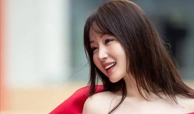 知名女星疑似怀孕，意外暴露孕肚，只是孩子的父亲至今是迷