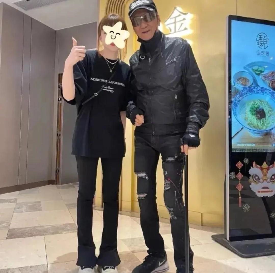 王菲|54岁王菲近照曝光，小腹隆起明显，谢霆锋疑似喜当爹