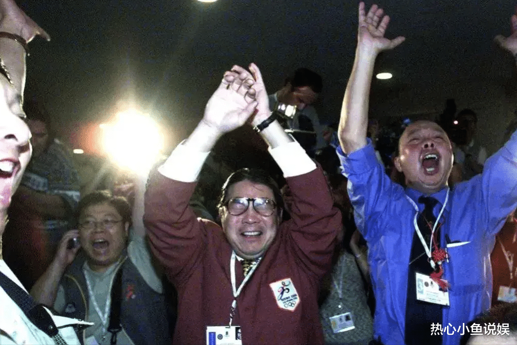 霍震霆获香港最高荣誉，三子到场祝贺，郭晶晶精心打扮气场变强