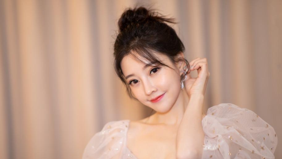 冯提莫直播被偶遇，身材五五分身高不超1米5，网友：浓缩是精华