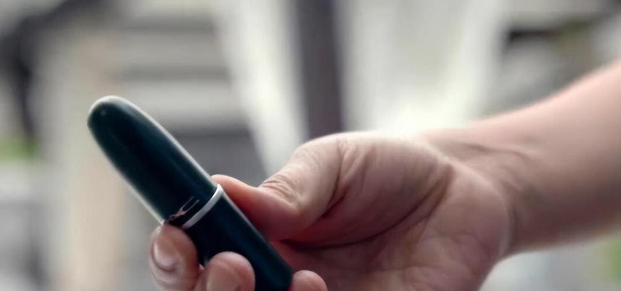 涂发胶抹口红，打仗住酒店，这些雷人剧，对得起以前的战士吗？