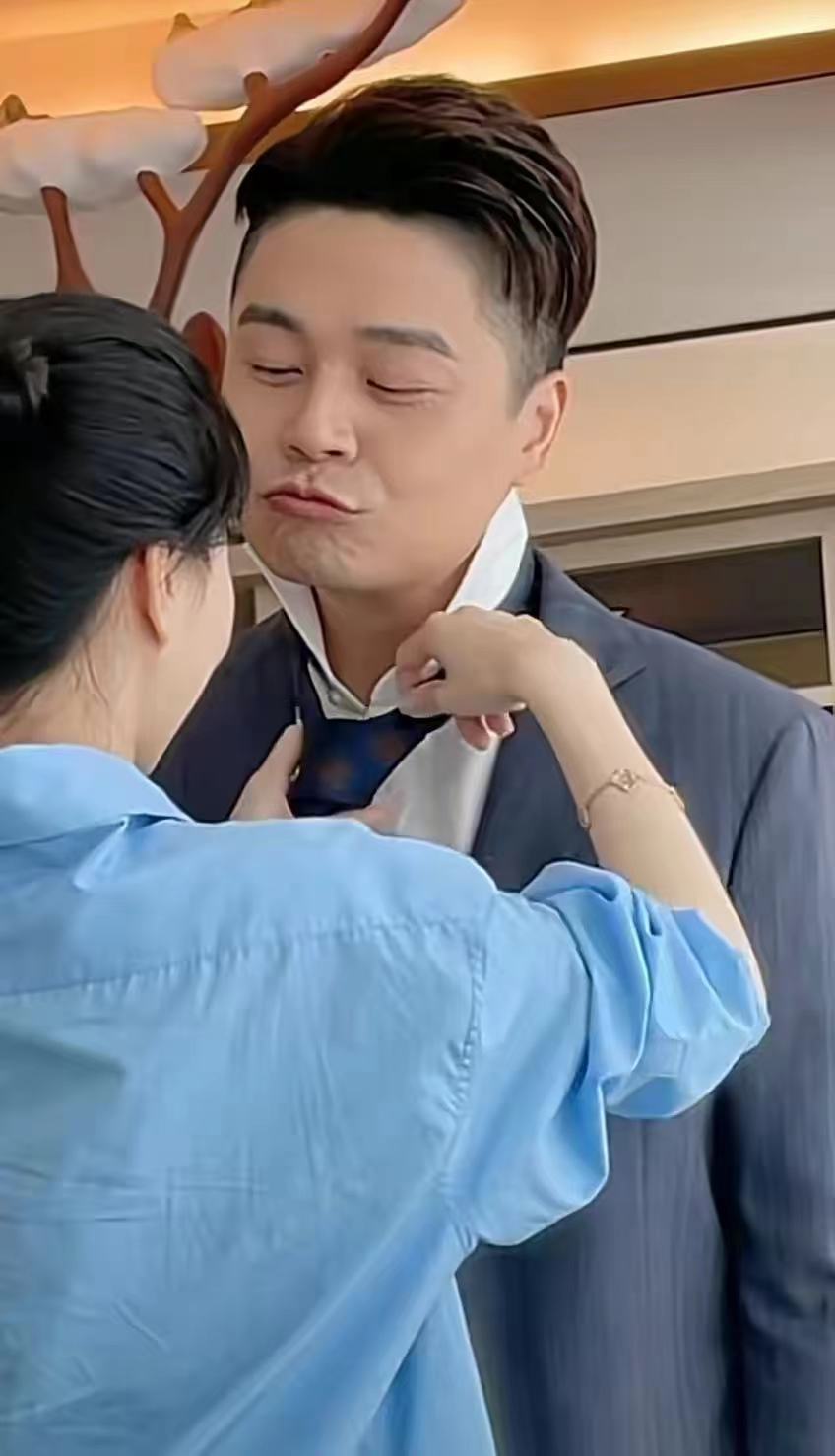 沈涛|主持人沈涛陪爱妻产检，背包扇风体贴入微，妻子肚大如箩四肢纤细