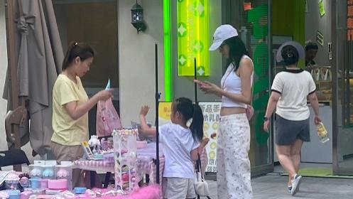 孙怡陪女儿游玩，6岁大福肤色黑黄随妈妈，手挎小包名媛范足