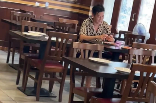 陈冠希1家3口游意大利,吃烤肉开怀大笑,女儿超模脸和妈妈像极了