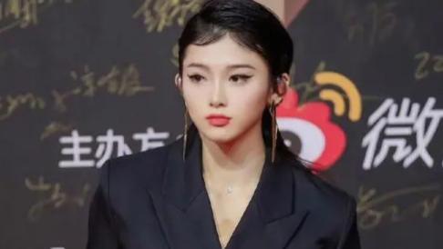 吴艳妮高低肩！合影时歪着站，网友：事真多！