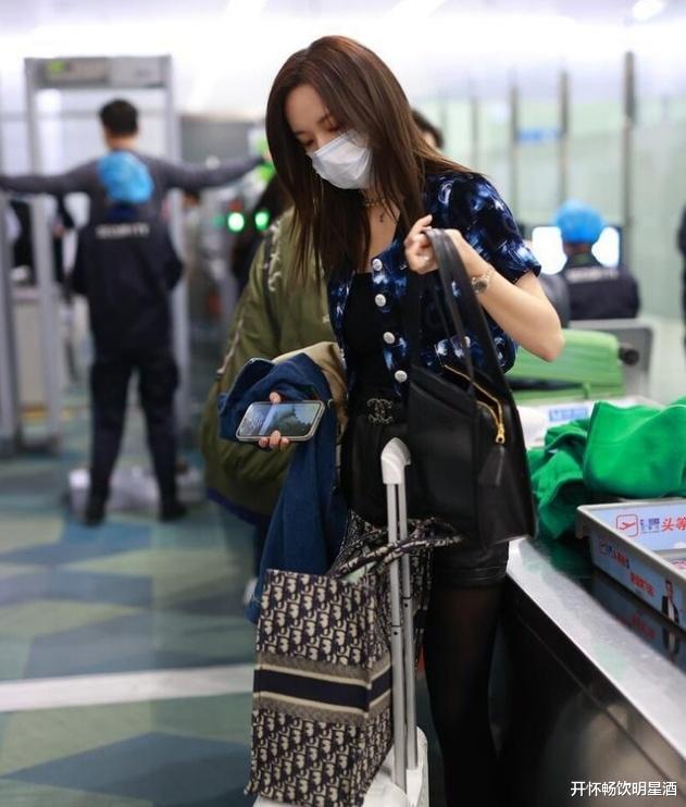 程潇越来越超前了，黑色丝袜搭配迷你短袖尽显靓女风姿！