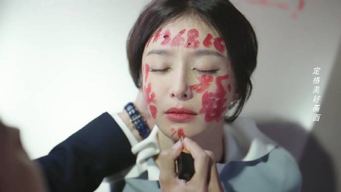 秦岚被吐槽身材差？但她演绎了职场穿搭的天花板