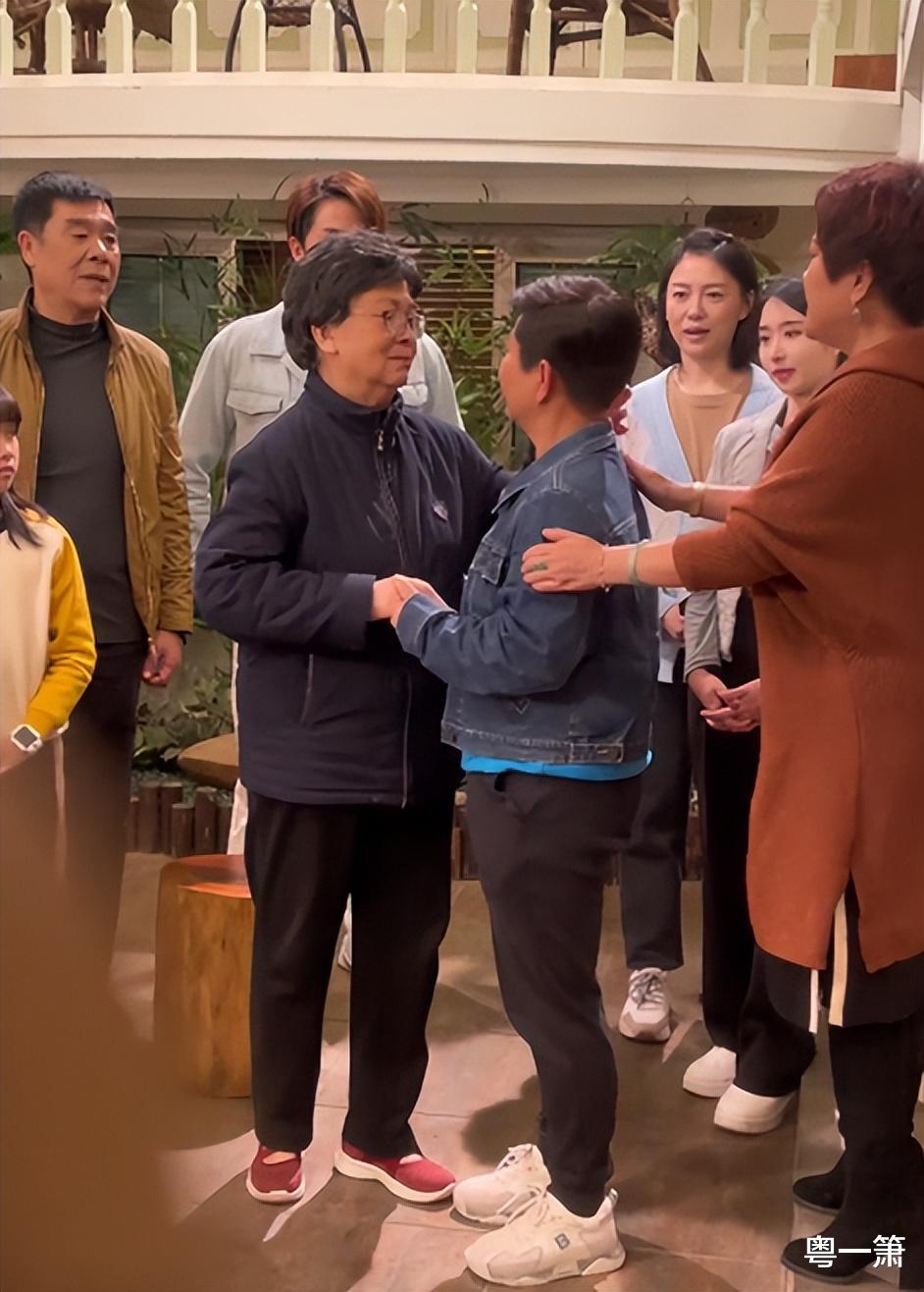 何猷君|“康婶”黄锦裳与“吴多美”陈戈相拥而泣，虎艳芬：我们是一家人