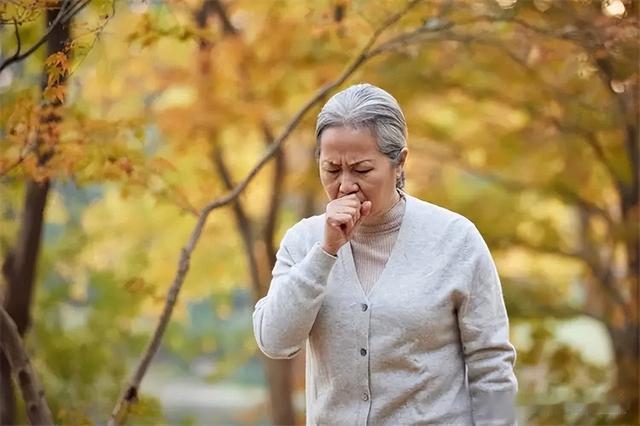 肺有病,喉先知!医生:当喉咙出现这几种情况,可能是肺出问题了