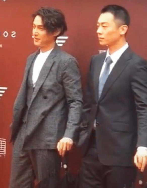 1米85胡歌遇见1米80朱亚文,仅差5cm,网友称,谎报身高尴尬不