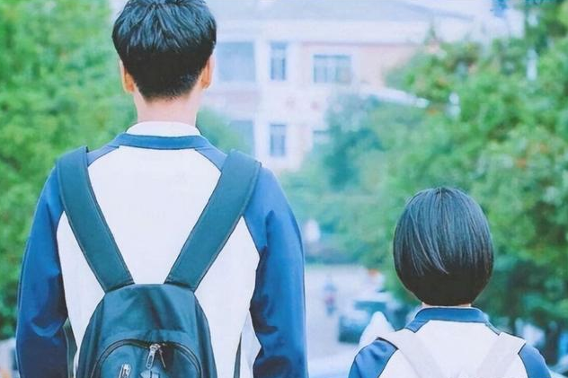 5大娱乐圈“巨人”，个个超过一米九，女演员搭戏都要踩箱子