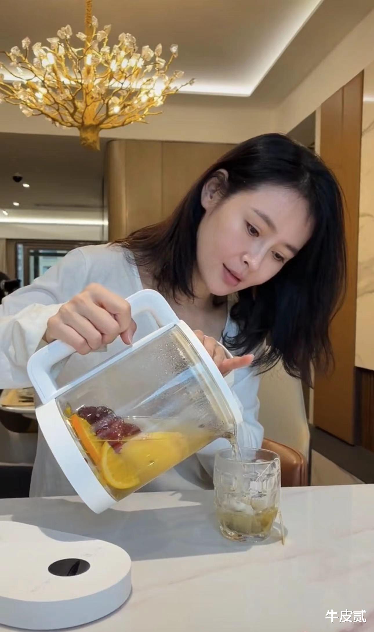 豪门女星收近4万鲜花秀恩爱!白得发光筷子腿吸睛,别墅内景罕曝光