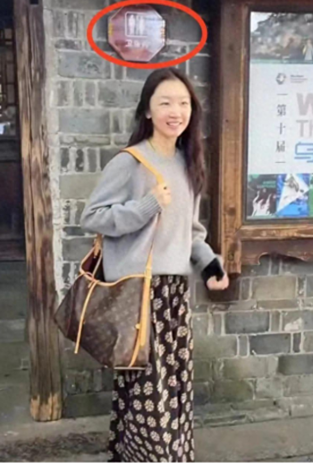 周冬雨素颜照似路人!赵露思增高鞋太抢眼,没有光环后都是普通人