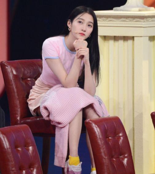 关晓彤|关晓彤时装周造型受争议，脖子不涂粉有色差，曾说坚决不换造型师