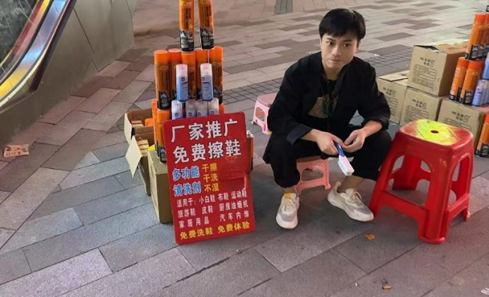街头摆摊卖糯米饭，日赚500元，90后小伙：创业不易，认准就要坚持