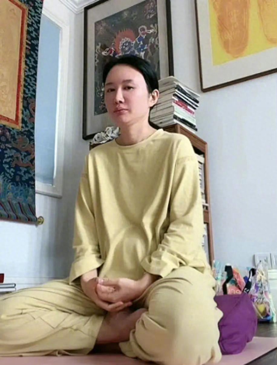 张纪中老婆杜星霖疑似怀三胎,小腹微微隆起鼓得很大,引网友热议