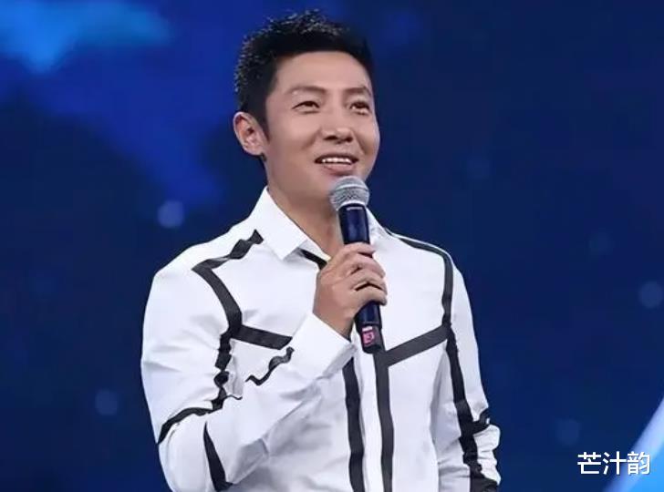 撒贝宁带家人度假游玩,女儿叉腰超可爱,对父亲贴心照顾很孝顺