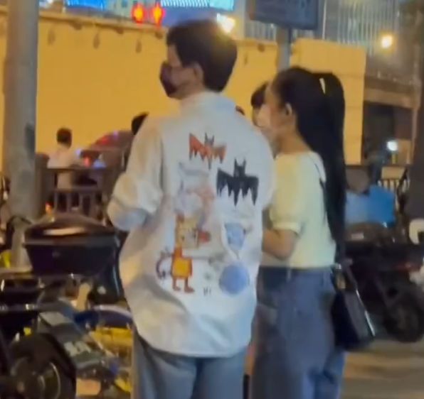 张杰发夫妻合照庆结婚12周年!谢娜喝酒甜笑,张杰宠溺摸老婆头发