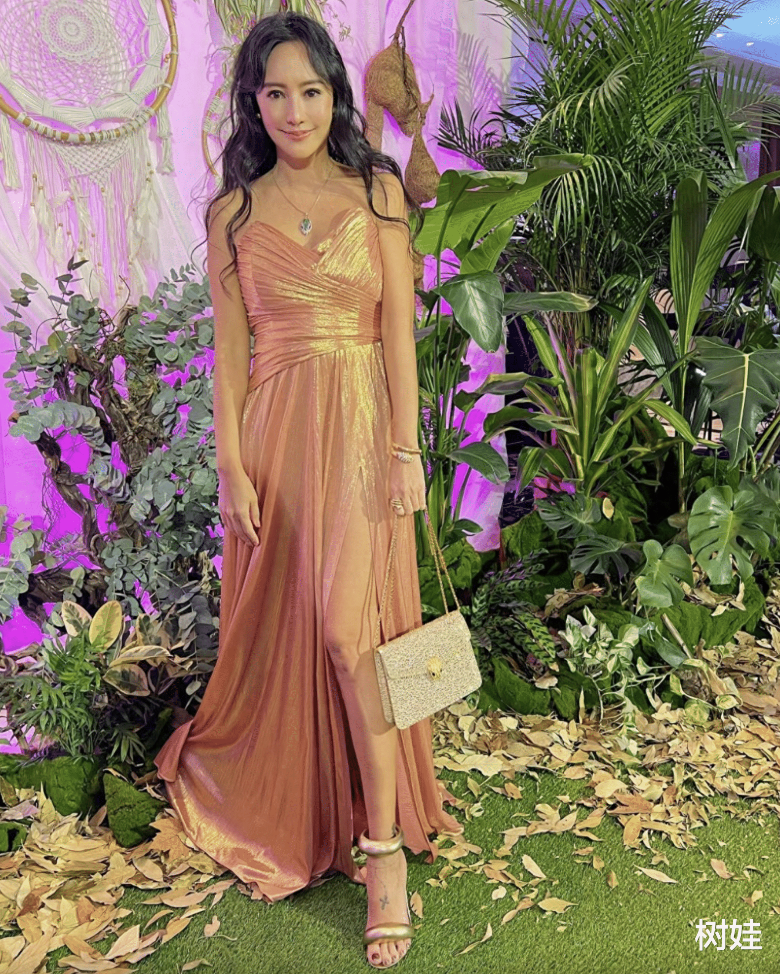 林子祥女儿回香港参加婚礼，携女儿上台献唱，至今未婚已有俩孩子