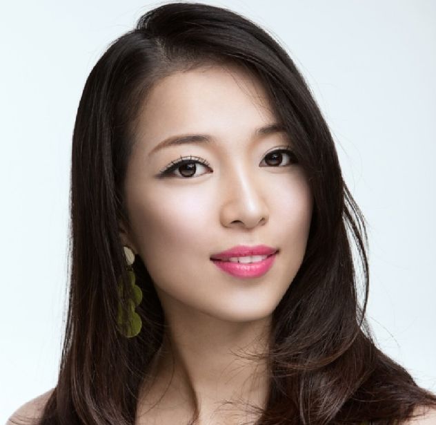 主持人变主播,风光出嫁又很快离婚,独自抚养儿子依旧事业有成