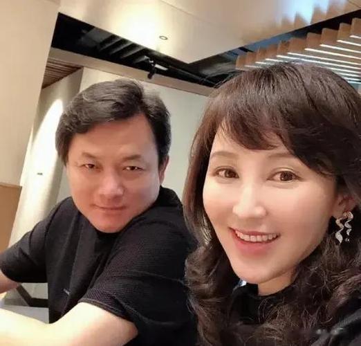 19岁与导演私奔裸婚,在地下室连生3胎,如今丈夫用7部剧将她捧红